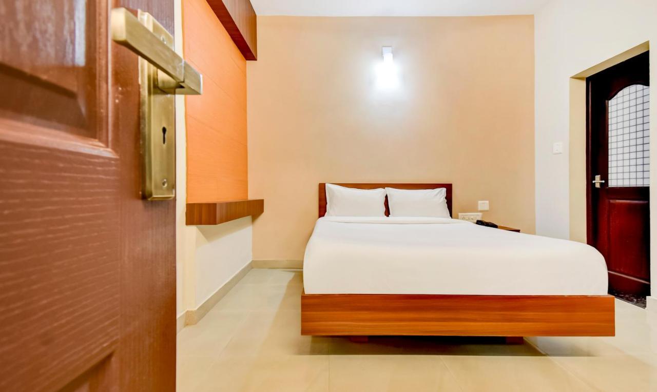 Aspire Maradu Hotel Kochi Exterior photo